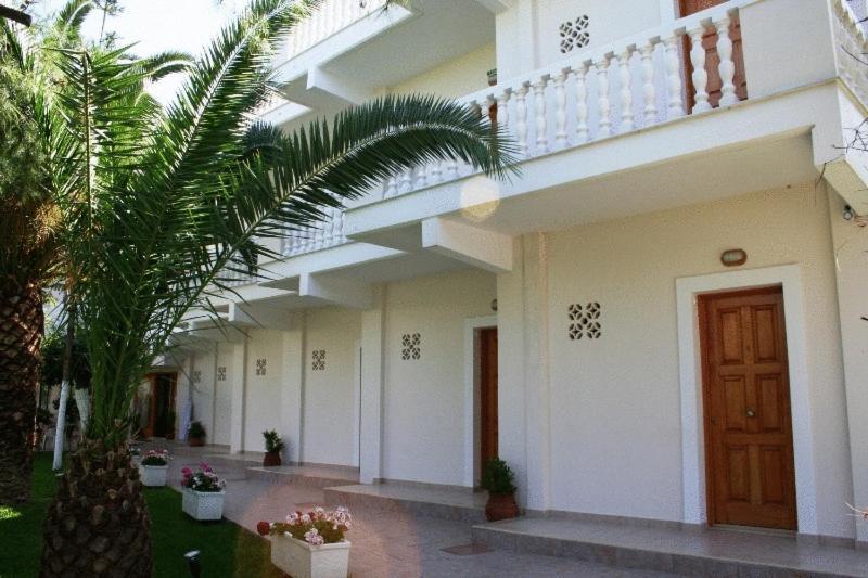 Posidonia Pension Amarynthos Eksteriør bilde