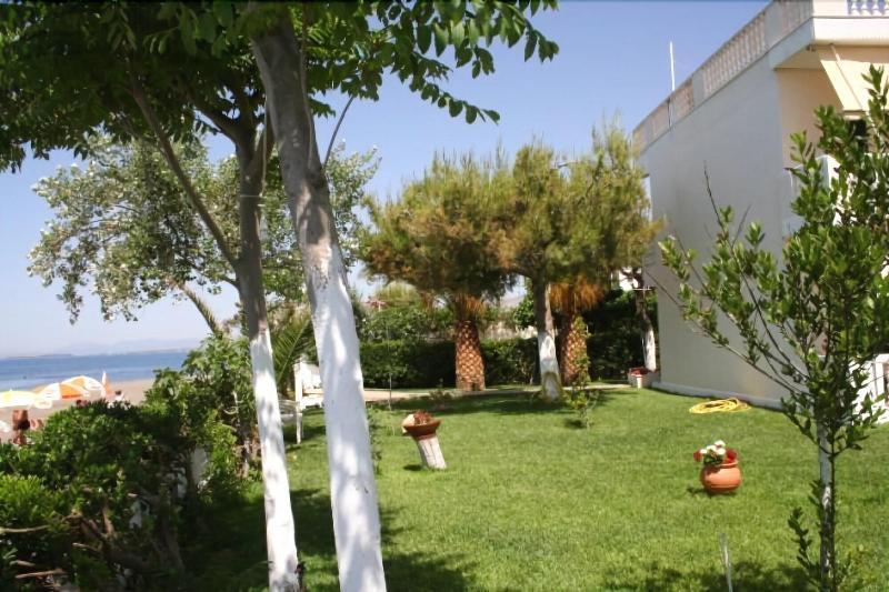 Posidonia Pension Amarynthos Eksteriør bilde
