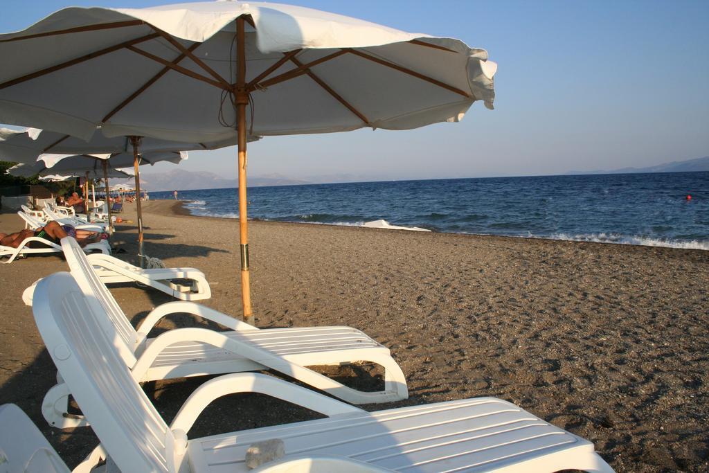 Posidonia Pension Amarynthos Eksteriør bilde
